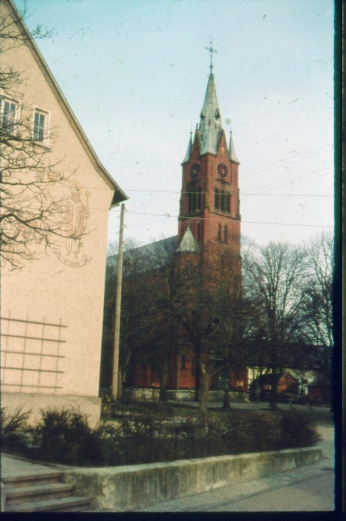 Kirche mit altem Schulhaus